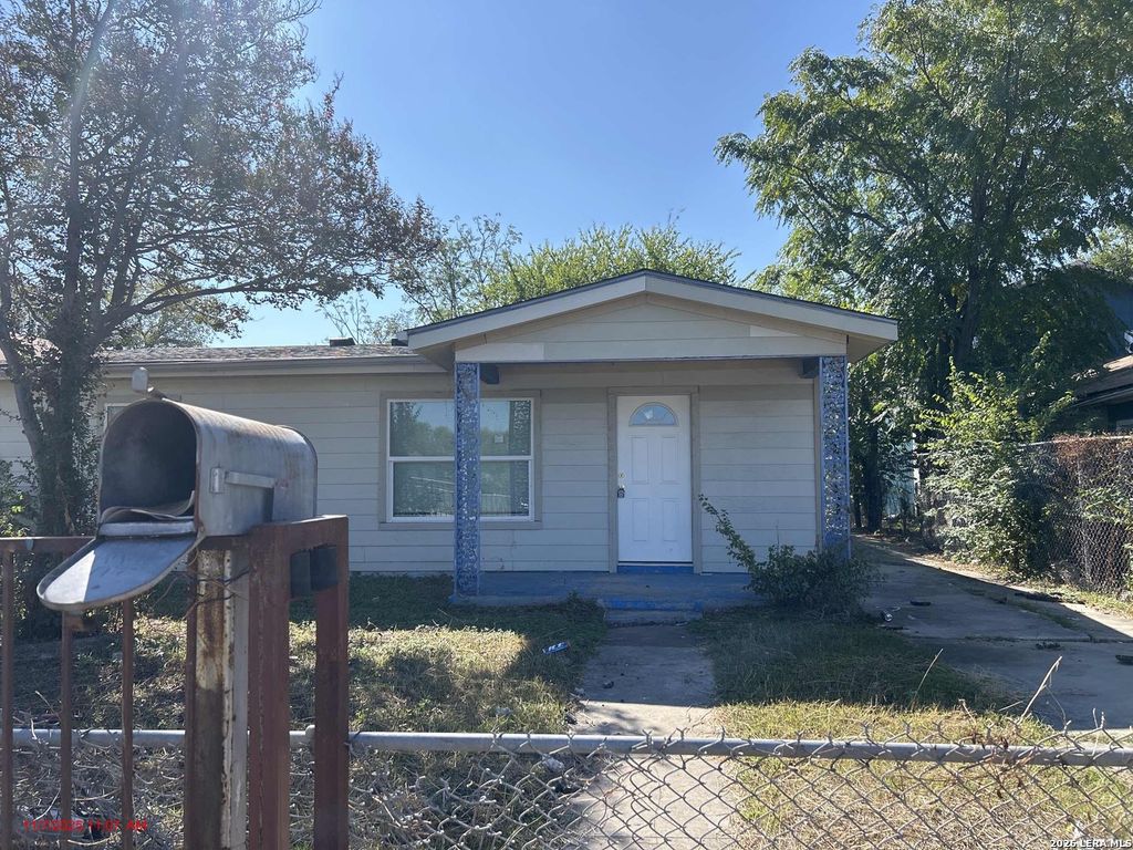 2618 Lombrano St, San Antonio, TX 78228