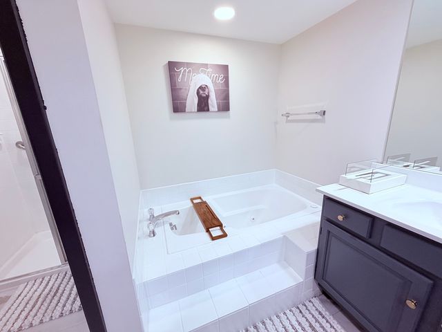 1670 N Douglas Court, Arlington Heights, IL 60004