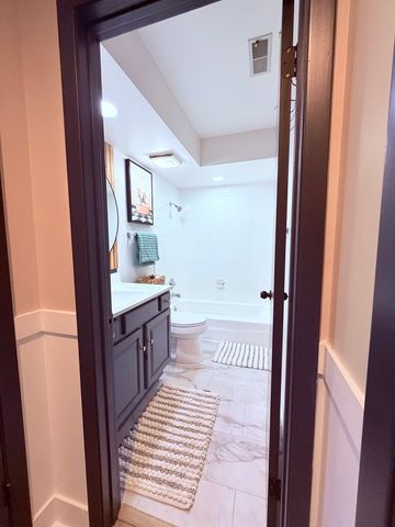 1670 N Douglas Court, Arlington Heights, IL 60004