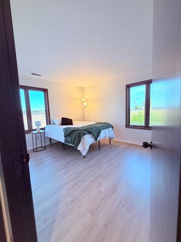 1670 N Douglas Court, Arlington Heights, IL 60004