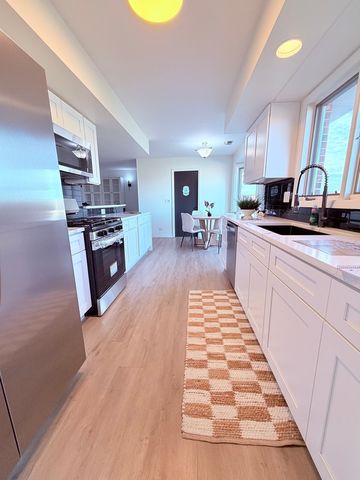 1670 N Douglas Court, Arlington Heights, IL 60004