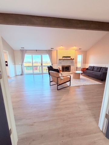 1670 N Douglas Court, Arlington Heights, IL 60004