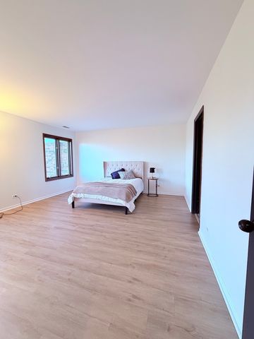 1670 N Douglas Court, Arlington Heights, IL 60004