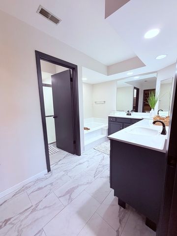 1670 N Douglas Court, Arlington Heights, IL 60004