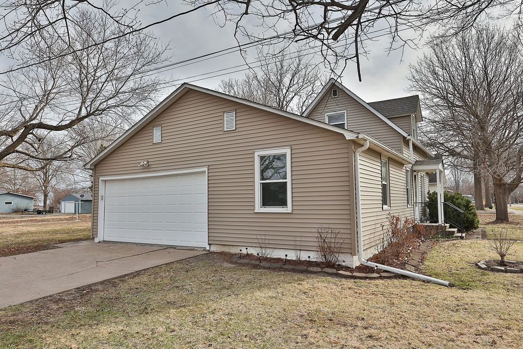 109 W Walnut Street, New Sharon, IA 50207