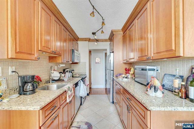 300 Winston Drive C0214, Cliffside Park, NJ 07010