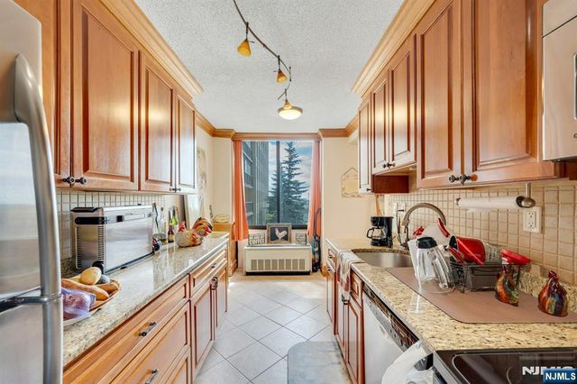 300 Winston Drive C0214, Cliffside Park, NJ 07010