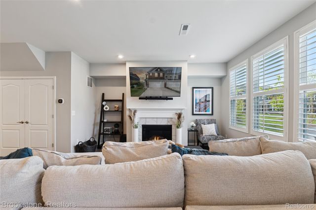 765 Hummingbird Drive, Rochester Hills, MI 48307