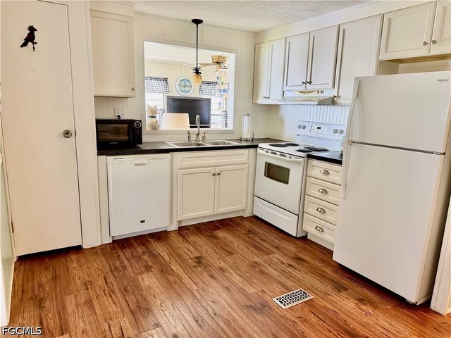 206 Brandywine LN, North Fort Myers, FL 33917