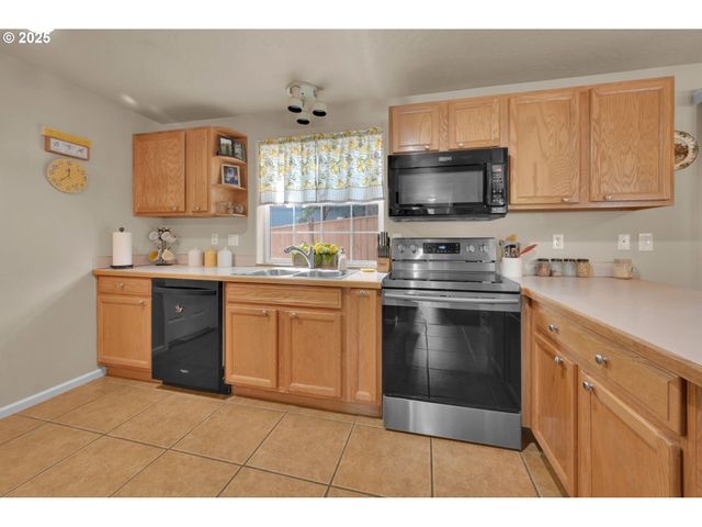 87973 SHERWOOD St, Veneta, OR 97487