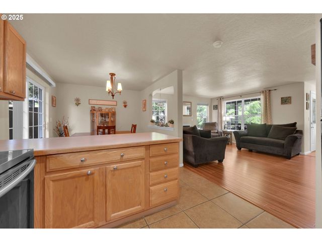 87973 SHERWOOD St, Veneta, OR 97487