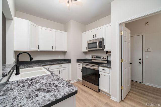 2104 Trailway Court, Commerce Charter Township, MI 48390