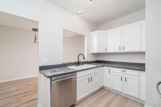 2104 Trailway Court, Commerce Charter Township, MI 48390