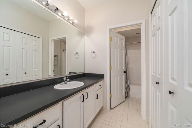 2104 Trailway Court, Commerce Charter Township, MI 48390