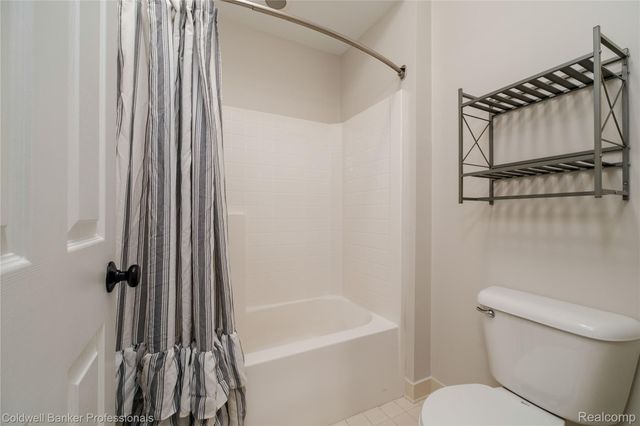 2104 Trailway Court, Commerce Charter Township, MI 48390