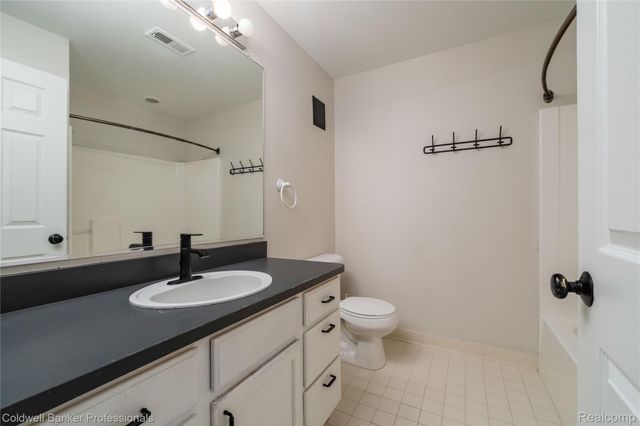 2104 Trailway Court, Commerce Charter Township, MI 48390