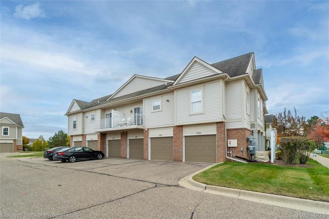 2104 Trailway Court, Commerce Charter Township, MI 48390