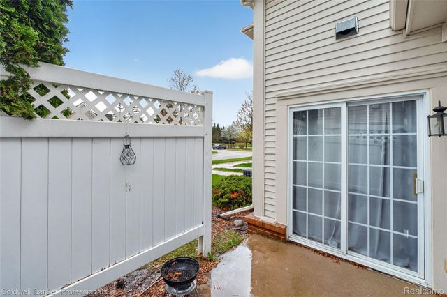 2104 Trailway Court, Commerce Charter Township, MI 48390