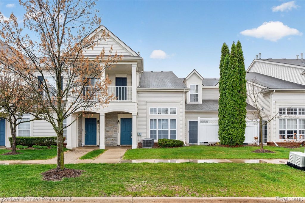 2104 Trailway Court, Commerce Charter Township, MI 48390