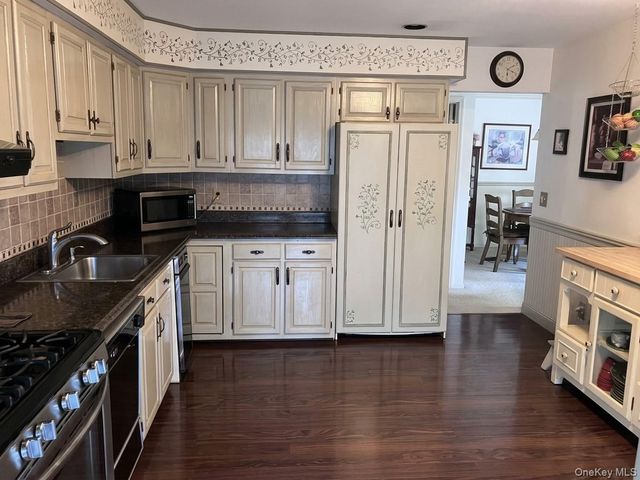 20 Laurel Avenue 60, East Islip, NY 11730