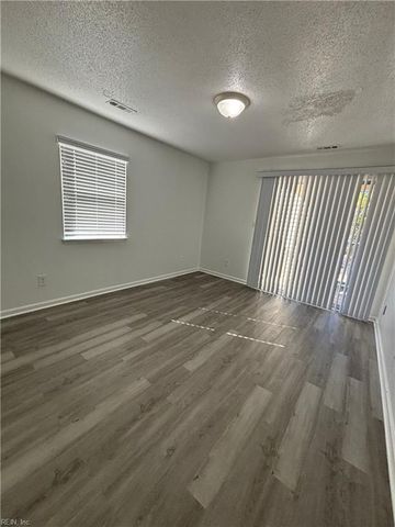 572 Candle Ln Apt 302, Newport News, VA 23608