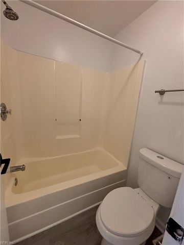 572 Candle Ln Apt 302, Newport News, VA 23608