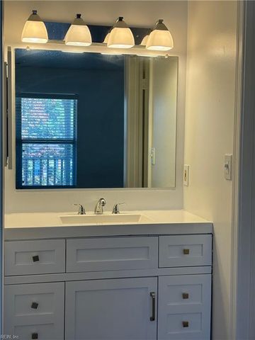 572 Candle Ln Apt 302, Newport News, VA 23608
