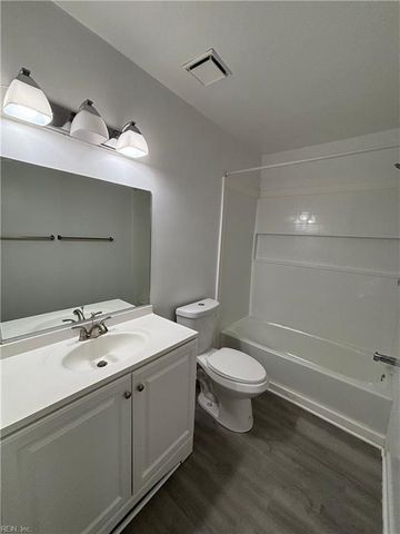572 Candle Ln Apt 302, Newport News, VA 23608