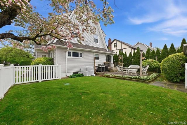 66 Primrose Avenue, Floral Park, NY 11001