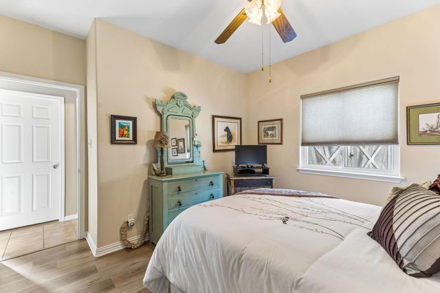 1 Rock Hollow CIR, Wimberley, TX 78676