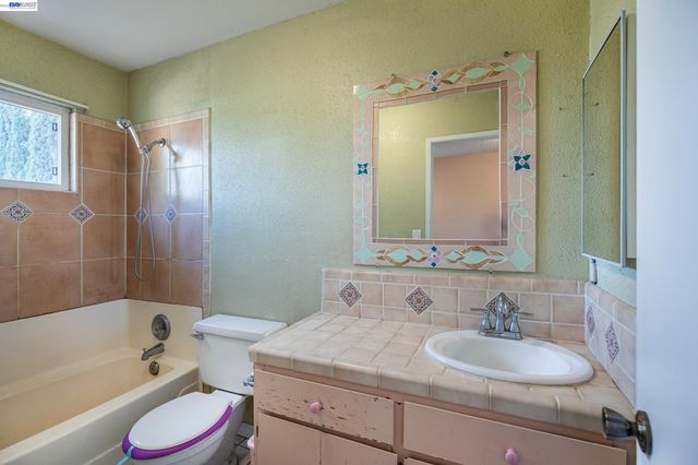 3241 Arnaudo Ln, Tracy, CA 95376