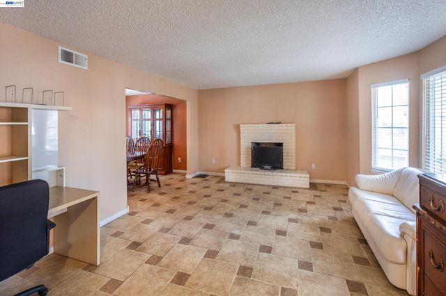 3241 Arnaudo Ln, Tracy, CA 95376