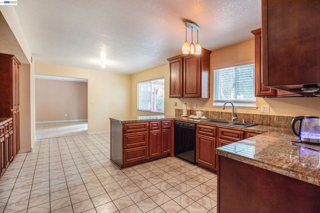 3241 Arnaudo Ln, Tracy, CA 95376