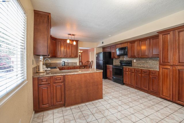 3241 Arnaudo Ln, Tracy, CA 95376