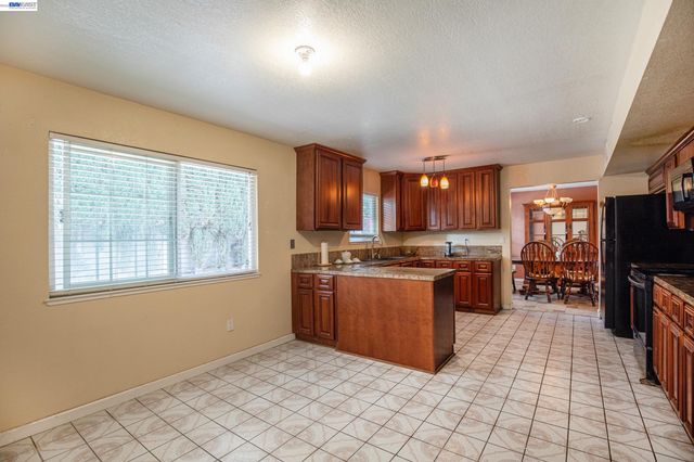 3241 Arnaudo Ln, Tracy, CA 95376
