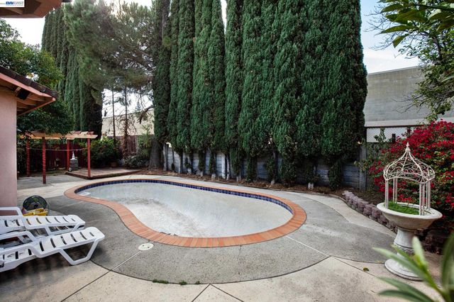 3241 Arnaudo Ln, Tracy, CA 95376