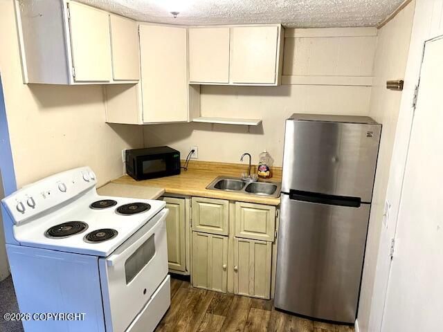 3804 Lois Drive, Anchorage, AK 99517