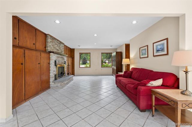 38481 Riverside Drive, Clinton Township, MI 48036