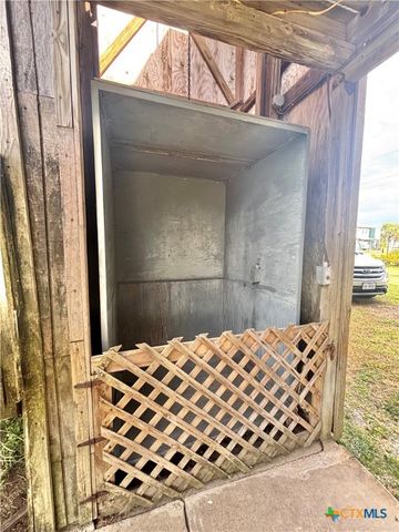 509 N 9th Street, Port O'connor, TX 77982