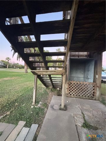 509 N 9th Street, Port O'connor, TX 77982