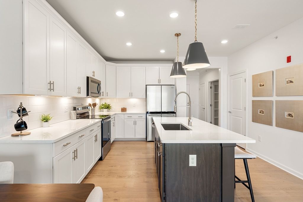 320 Martins Landing Way 404, North Reading, MA 01864