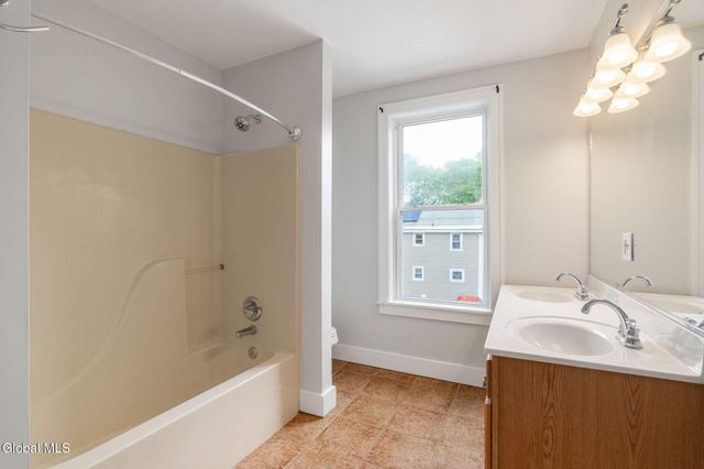 208 Front Street, Schenectady, NY 12305