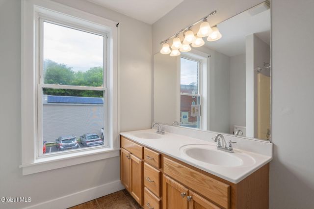 208 Front Street, Schenectady, NY 12305