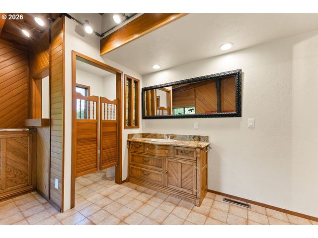 2233 RIVERSIDE Dr, Myrtle Creek, OR 97457
