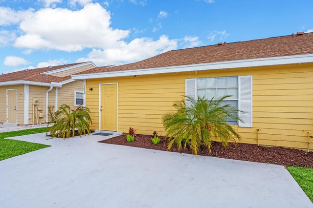 1658 Royal Forest Court Court, West Palm Beach, FL 33406