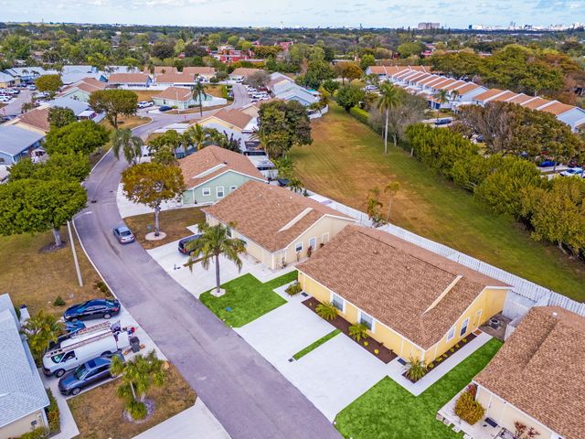 1658 Royal Forest Court Court, West Palm Beach, FL 33406