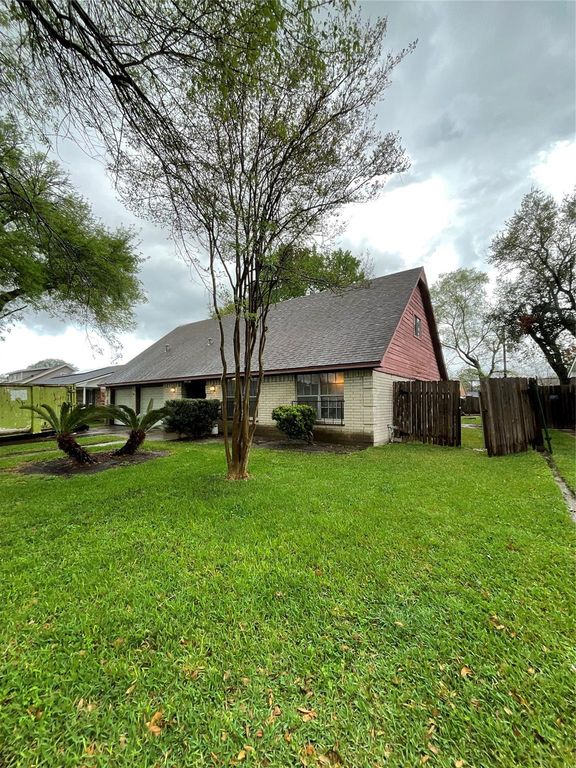 Image 4 of property listing at 8818 Mobud Drive, Houston, TX 77036