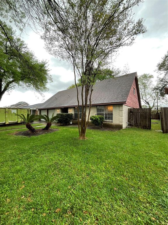 Image 5 of property listing at 8818 Mobud Drive, Houston, TX 77036