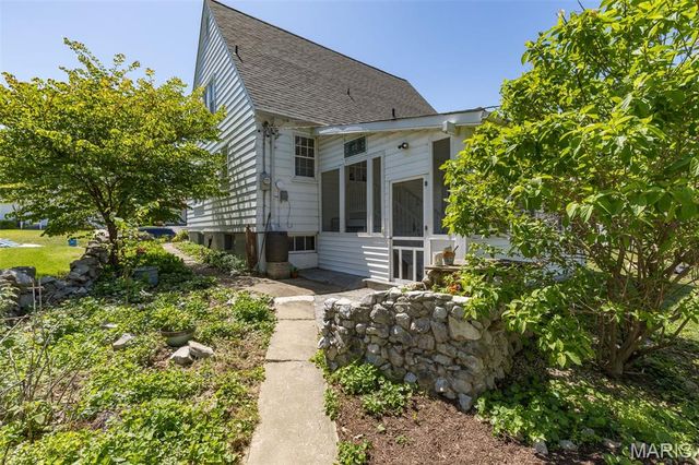 1044 Tompkins Street, St Charles, MO 63301