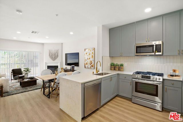 1901 N Buena Vista Street 02-214, Burbank, CA 91504